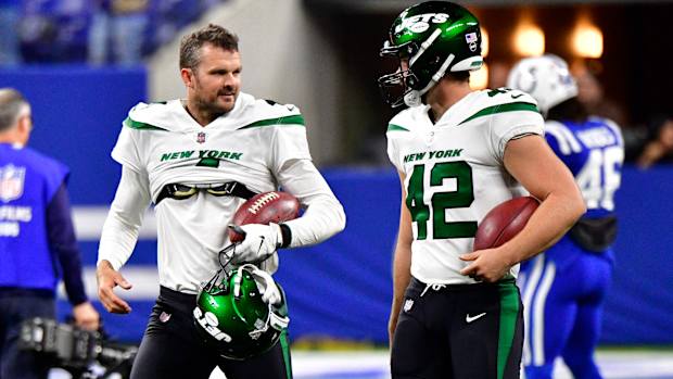 Jets' specialists Thomas Morstead (4) and Thomas Hennessy (42)